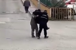 Rahatsızlanan yaşlı vatandaşı belediye işçileri kucaklarında taşıdı