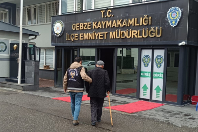 Dolandırıcılıktan aranıyordu, emniyete bastonuyla götürüldü
