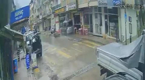 Sürücünün şekeri düştü, kontrolden çıkan araç çarşıyı birbirine kattı