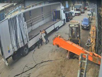 Ayağından vince asılan zihinsel engelli vatandaşın aynı iş yerinde daha önce de darp edildiği ortaya çıktı