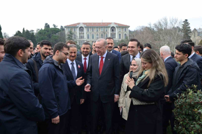 Cumhurbaşkanı Erdoğan, Boğaziçi Üniversiteli öğrencilerle kampüste yürüdü