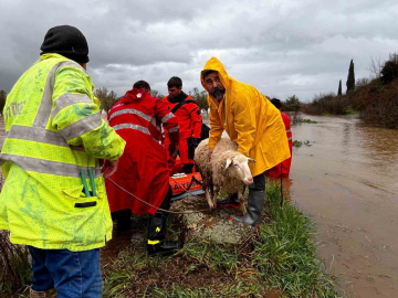 İzmir’de ekiplerin yağış seferberliği sürüyor