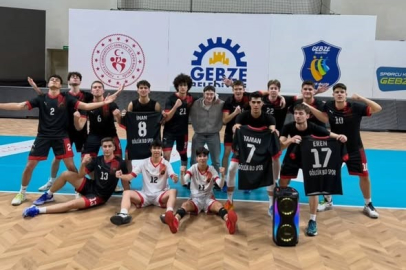 Gölcük Belediyespor genç erkek voleybol takımı üst üste 3. kez şampiyon