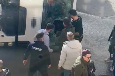 Devrilen beton mikserinin içinde mahsur kalan sürücü balyozla kendini kurtardı