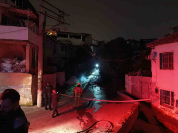 İzmir’de fırtına nedeniyle devrilen ağaç alev aldı