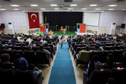 Kartepe'de çocuklar "Meraklı Civciv" oyununu izledi