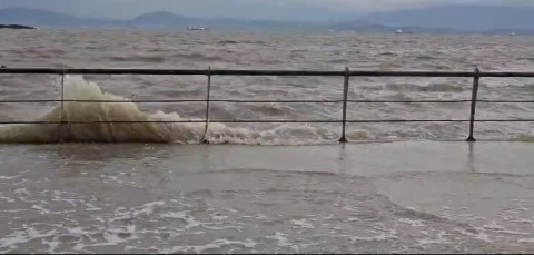 İzmir’de fırtına: Dikili’de deniz seviyesi yükseldi