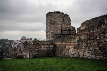İstanbul’un Kara Surları yıkılmak üzere