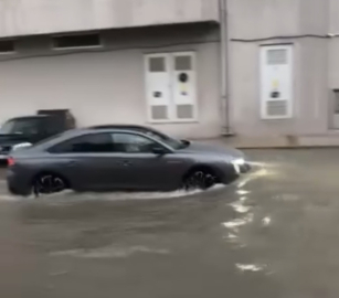 İzmir’de sağanak yağış hayatı olumsuz etkiledi