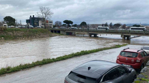 Çanakkale’de Kocabaş Çayı yoğuş yağış nedeniyle taştı