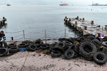 Kocaeli'de deniz dibinden 50 lastik çıktı