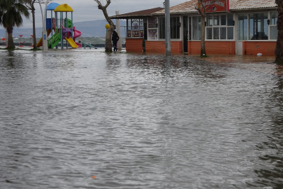 Kocaeli'yi lodos vurdu, yollar göle döndü