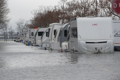 Kocaeli'de karavanlar su içinde kaldı, otopark sulara teslim oldu