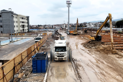 Metro şantiyesinden çıkan araçlar temizlendikten sonra trafiğe karışıyor