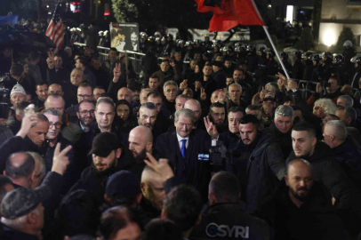 Arnavutluk’ta hükümet karşıtı protestocular ile polis arasında çatışma