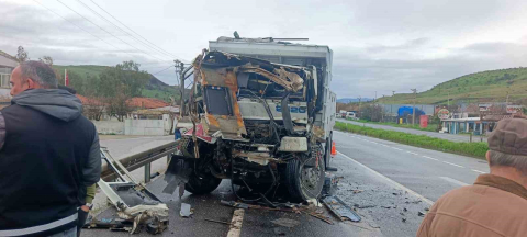 İzmir’de belediye kamyonuna arkadan çarpan sürücü hayatını kaybetti