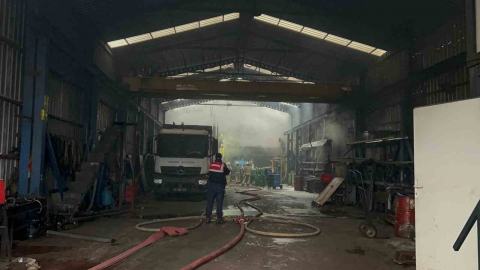 Eyüpsultan’da bulunan bir işyerinde henüz bilinmeyen bir nedenle yangın çıktı. Alevler iki iş yerine daha sıçradı. Olay yerine çok sayıda itfaiye ekibi sevk edildi.