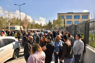 KKTC’de fiber optik protokolüne karşı Meclis önünde eylem