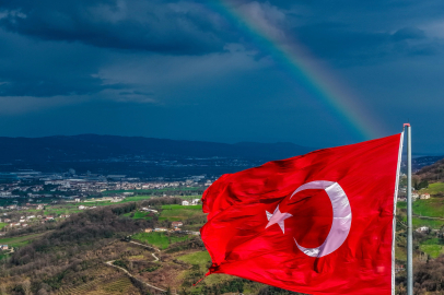 Gökkuşağı ve Türk bayrağı aynı karede buluştu