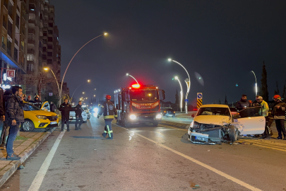 İki otomobilin çarpıştığı kaza maddi hasarla atlatıldı