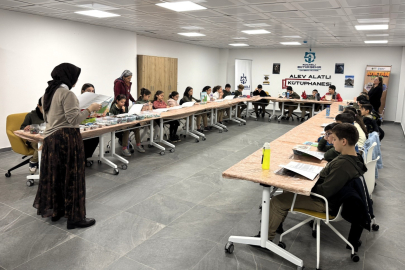 İlkokul öğrencileri elektronik atıklardan tablo yaptı