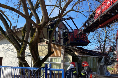 Yangını söndürmeye çalışan ev sahibi yaralandı