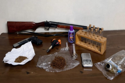 Çok sayıda suç kaydı bulunan şüphelinin evinden silah ve uyuşturucu çıktı