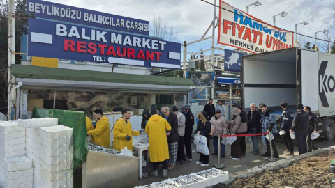 Beylikdüzü’nde Balıkçı Kenan 3 tır hamsiyi ücretsiz dağıttı