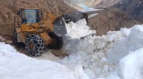 Bingöl’de Özel İdare ekipleri zorlu arazi şartlarında çalışmalarını sürdürüyor