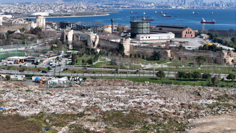 İBB ve İSKİ’nin moloz döktüğü tarihi Kazlıçeşme Meydanı’nda çevre kirliliği