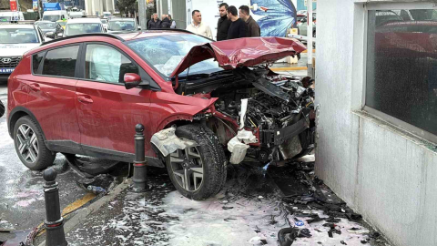 Kağıthane’de 3 aracın karıştığı zincirleme trafik kazasında 2 kişi yaralandı