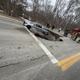 ABD’de iki araç, yolun aniden çökmesiyle çukura düştü