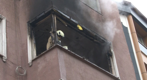 Esenler’de 4 katlı binada yangın paniği: Küle dönenen daire kullanılamaz hale geldi