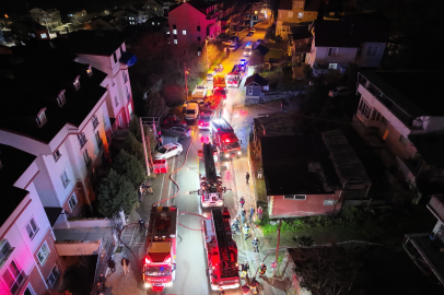 Kocaeli'de 2 katlı evin çatısı alevlere teslim oldu