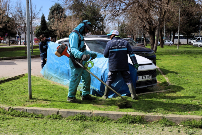 Kocaeli'de yeşil alan bakımlarında araçlar brandalarla korunuyor