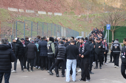 Serdal Adalı taraftarla birlikte maça geldi