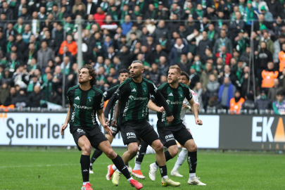 Trendyol Süper Lig: Kocaelispor: 0 - Beşiktaş: 0 (İlk yarı)