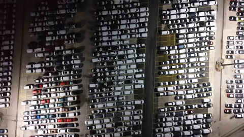 Haydarpaşa Limanı’nda gece mesaisi: 2026 model araçlar limana indirildi