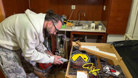 Ankara’da kaldırım taşlarını onarmak sanatçıya düştü