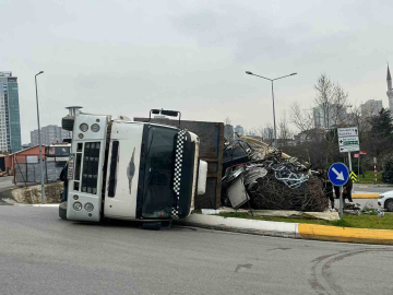 Ataşehir’de kamyon devrilerek yan yattı