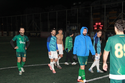 Kocaeli'de rakipleri gol atsın diye yere yatan futbolcuların savunmaları alındı