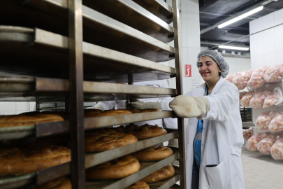 Üniversite öğrencileri kendi elleriyle yaptıkları pideleri iftar çadırında dağıttı