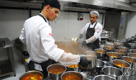 Sultanbeyli’de Ramazan dayanışması: İyilik mutfağı kapı kapı hizmet veriyor