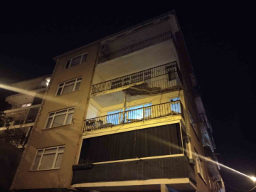 Üsküdar’da binanın balkonunda kısmi çökme meydana geldi