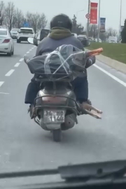 Motorcu ayağının altında et taşıdı