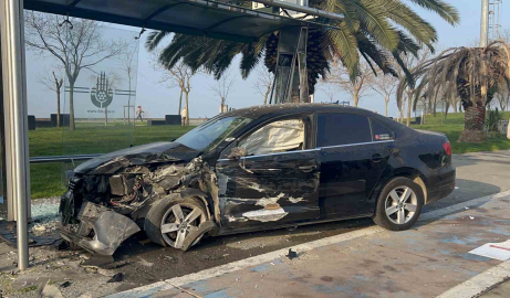 Kartal’da hafriyat kamyonuna çarpan araç durağa daldı: 2 yaralı