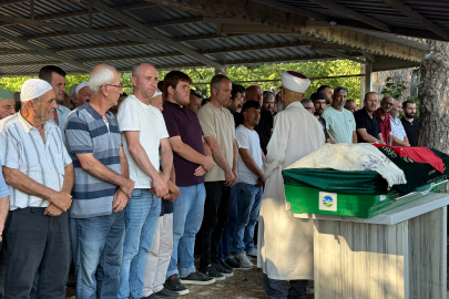 Öldürülen oğlunun doğum gününü mezarı başında kutladı