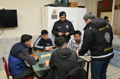 Dolandırıcılıktan Aranan 2 Şahıs Kumar Oynarken Suçüstü Yakalandı