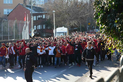 Galatasaray taraftarı, Dolmabahçe’ye geldi