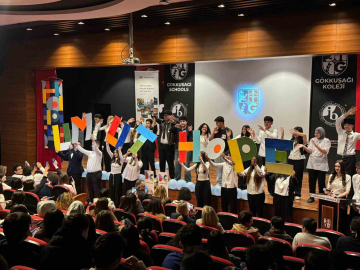 IB öğrencileri "Dünya Anadili Günü"nde kültürel bir mozaik oluşturdu